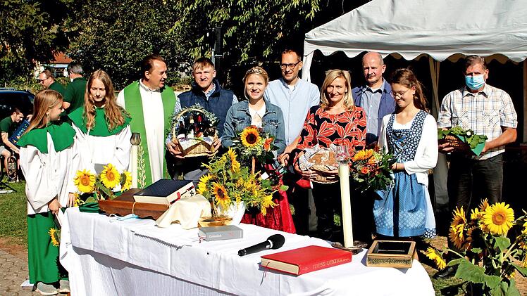 Bei der Traubensegnung (von links) Pfarrer Matthias Rusin, Christian Schmitt, Weinprinzessin Anna-Lena Werb, Markus Brech, Sonja Horn, Martin Fischer, Traubenmädla Sorona Viernekäs und Erhard Virnekäs.