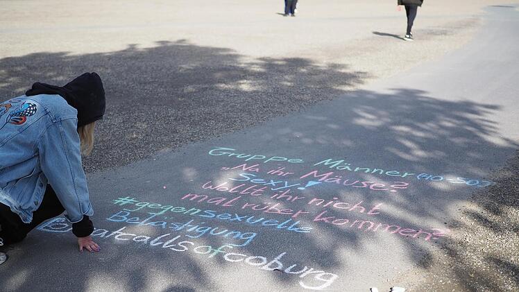 Fred kreidet einen Catcall am Coburger Theaterplatz an.