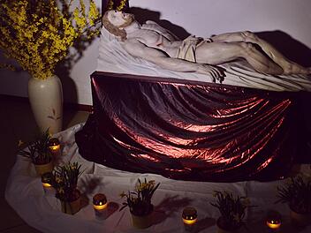 Nach 50 Jahren ist erstmals wieder das "Heilige Grab" in der Kirche von Maria Bildhausen zu sehen. Dort bleibt es bis nach dem zweiten Ostertag. Foto: Hanns Friedrich
