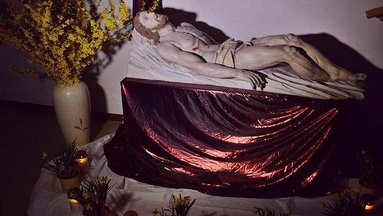 Nach 50 Jahren ist erstmals wieder das "Heilige Grab" in der Kirche von Maria Bildhausen zu sehen. Dort bleibt es bis nach dem zweiten Ostertag. Foto: Hanns Friedrich