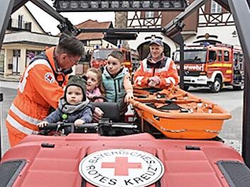 Unter anderem das Bayerische Rote Kreuz präsentierte sich beim Tag der Vereine auf dem Ostheimer Frühlingsfest.