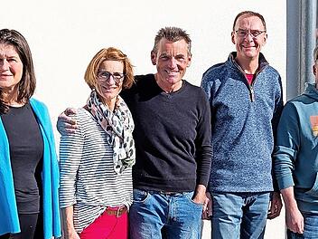 B&uuml;rgermeisterin Christiane Meyer (links), J&uuml;rgen P&ouml;hlmann mit seiner Frau Elisabeth, J&ouml;rg Prell und Thomas Redel (rechts).