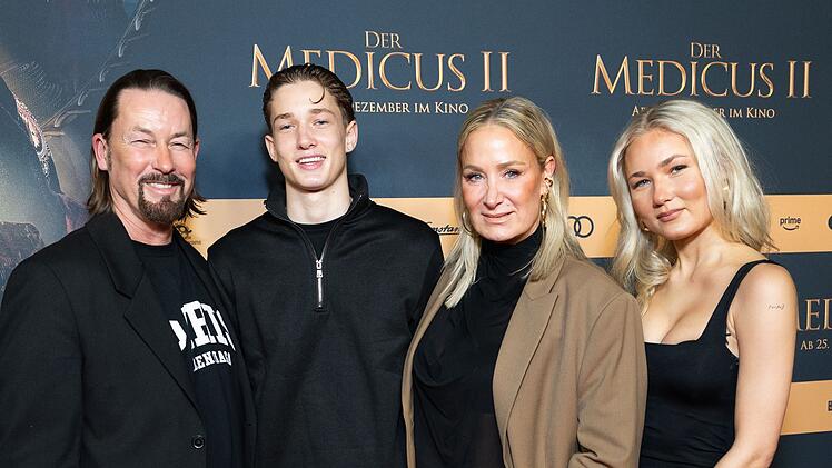 "Oh Gott, jetzt gehen sie bald alle": Janine Kunze (Zweite von rechts) mit Ehemann Dirk Budach (links) und den Kindern Luiz-Fritz und Lili-Mari bei einer Filmpremiere.