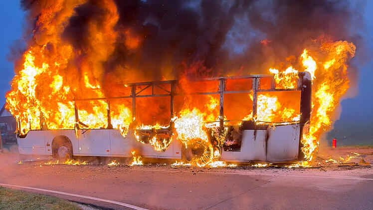 Kreis Bamberg: Bus geht in Flammen auf - 35 Schulkinder an Bord