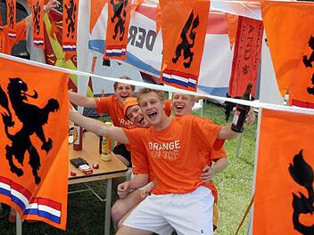 Niederländische Fußballfans Foto: Waltraud Grubitzsch/dpa