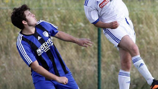 Fast ehrfürchtig beobachtet der Rattelsdorfer Sven Leimbach dem Kopfball des Hirschaiders Patrick Rösler. Foto: sportpress