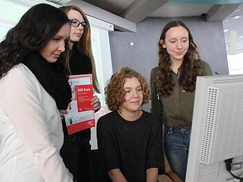 Die Power-Girls des Frankenwald-Gymnasiums konnten ihr Startkapital um 8038 Euro erhöhen. Im Bild (von links) Carina Damiano, Ann-Kathrin Höfner, Johanna Zielowski und Maria Köhler. Foto: Veronika Schadeck