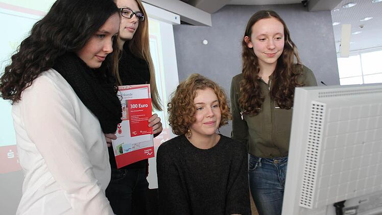 Die Power-Girls des Frankenwald-Gymnasiums konnten ihr Startkapital um 8038 Euro erhöhen. Im Bild (von links) Carina Damiano, Ann-Kathrin Höfner, Johanna Zielowski und Maria Köhler. Foto: Veronika Schadeck