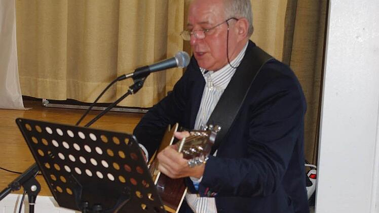 Der politische Frühschoppen wurde von Joachim Kalamala musikalisch umrahmt. Foto: Heike Schülein