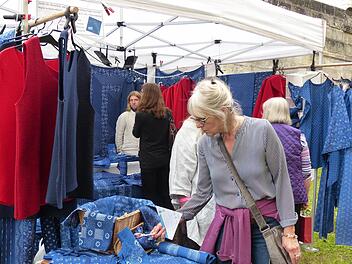 Die alte Technik des Blaudrucks fasziniert die Besucher. Foto: Pauline Lindner