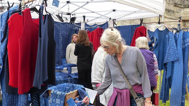 Die alte Technik des Blaudrucks fasziniert die Besucher. Foto: Pauline Lindner