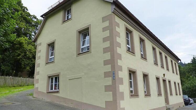 Frisch renoviert erstrahlt das gemeindliche Anwesen Am Hohberg 2. Im Nachgang soll nun auch ohne Zeitdruck die Wohnung im Untergeschoss der ehemaligen Schule (unten links) saniert und hergerichtet werden. Foto: Wulf