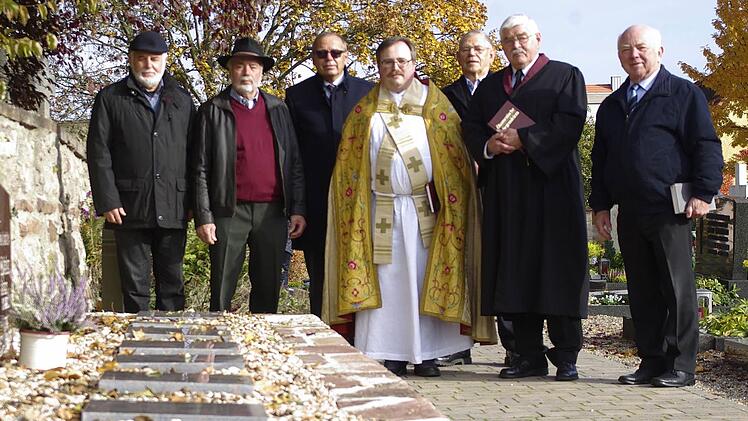 Viel Lob gab es für das freiwillige Engagement der Rentner (v. l.) Alfred Strauß, Sebastian Reuter, Vize-Bürgermeister Jürgen Englert, Pfarrer Norbert Wahler, Ludwig Pfülb, Prädikant Klaus Voshage und Otmar Pfister.  Foto: Winfried Ehling