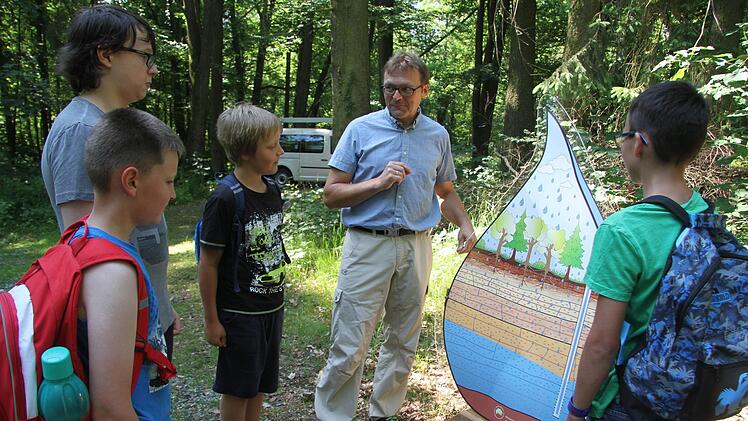 Klaus Pfadenhauer erklärt, warum die Bodenrallye in den Zuständigkeitsbereich des Wasserwirtschaftsamtes fällt: Das hängt nämlich mit dem Regen zusammen, der in den Boden sickert und der Auswirkungen auf das Grundwasser hat . Foto: Sonny Adam