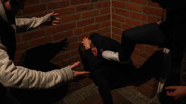 Ein Mann wollte in Würzburg in Ruhe telefonieren und bat zwei Frauen etwas leiser zu sein. Daraufhin wurde der 61-Jährige geschlagen und getreten. Symbolfoto: Christopher Schulz