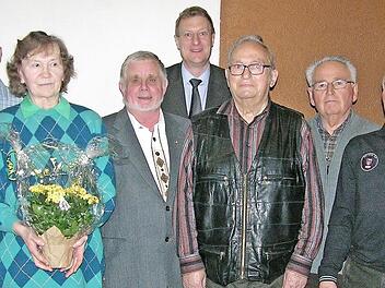 Der Sonnefelder Leseverein dankte Mitgliedern für langjährige Treue (von links): Claus Höcherich, Arndt Walther, Ursula Kaindl, Friedrich Übelhack, Michael Keilich, Willy Scherr, Horst Knauer, Gottfried Kunick und Günther Faber.  Foto: Klaus Oelzner