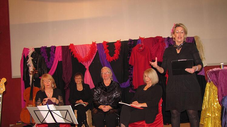 Das musikalische Frauenkabarett lockerte mit seinen Beiträgen die Jubiläumsfeier der Erziehungs- und Familienberatung auf. Das Ensemble: Christel Opp, Anne-Kathrein Jordan, Cordelia Viebig, Kathi Schiller, Christl Betz, Heike Morneburg und Christine Truchseß-Sudermann. Foto: Martin Koch