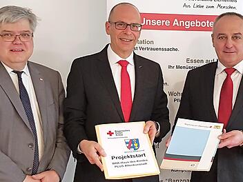BRK-Kreisgesch&auml;ftsf&uuml;hrer Thomas Petrak, Vorsitzender Christian Mei&szlig;ner und Altenkunstadts B&uuml;rgermeister Robert H&uuml;mmer freuen sich &uuml;ber den Projektstart. Foto: privat