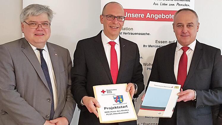 BRK-Kreisgesch&auml;ftsf&uuml;hrer Thomas Petrak, Vorsitzender Christian Mei&szlig;ner und Altenkunstadts B&uuml;rgermeister Robert H&uuml;mmer freuen sich &uuml;ber den Projektstart. Foto: privat