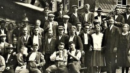 Anlässlich der Ebersdorfer Trachtenkirchweih im Jahre 1926 entstand am Anger dieses Gruppenbild. Repro:Gerd Fleischmann