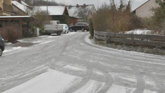 Spiegelglatt sind teilweise die Nebenstraßen in den Dörfern der Gemeinde Pfarrweisach, wie hier im Kleeberg in Kraisdorf. Nach einem vom Gemeinderat vor einigen Jahren festgelegten Plan werden diese Straßen nicht geräumt, sondern nur die Hauptwege. Simon Albrecht