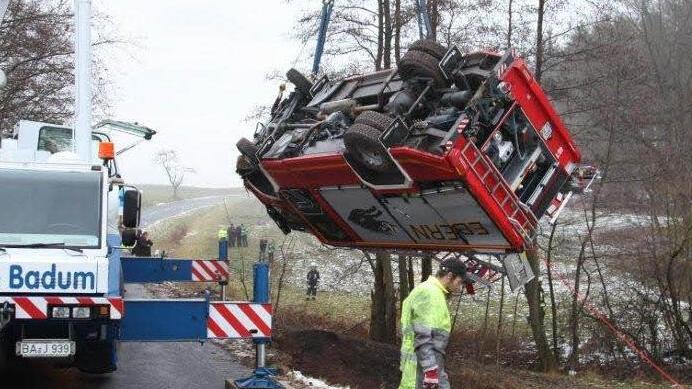 Mit einem Autolastkran wurde das Unglücksfahrzeug zunächst auf der Wiese nebenan abgelegt, dann aufgestellt und wieder auf die Straße zurückgeholt. Foto: Michael Will