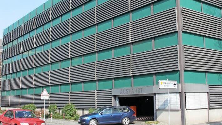 Das Parkhaus der HUK in der Kanalstraße steht weiterhin deren Mitarbeitern zur Verfügung. In einem Filmbeitrag von iTV wurde spekuliert, ob nicht einige Stellplätze Bahnkunden angeboten werden könnten.