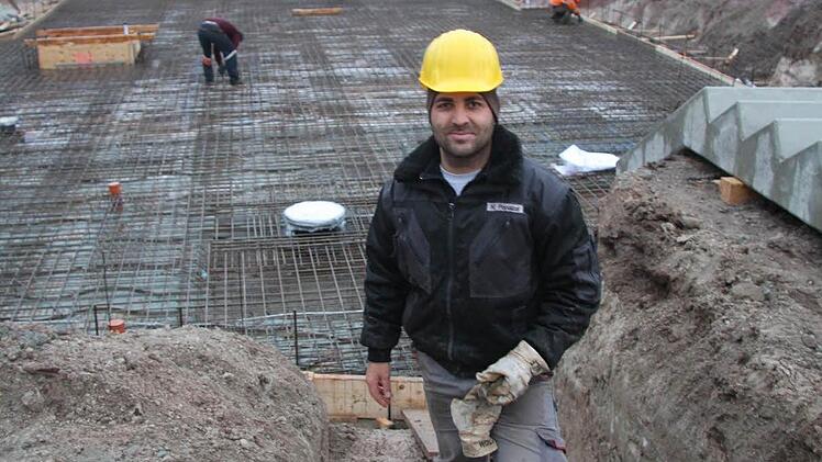 Im vergangenen Jahr wollte sich der afghanische Asylbewerber Nasratullah Popalzai (24) vom Schlot der alten Spinnerei stürzen, weil ihm die Abschiebung drohte. Jetzt hat er auf dem Bau wieder eine Lebensperspektive gefunden. Foto: Sonja Adam