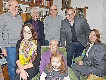 Erich, Nina und Klaus Hacker, Karl-Heinz, Wilhelmina, Urenkel Anna stellvertretender Landrat Christian Pech und Kathrin beim 90. Geburtstag der Oberreichenbacherin. Foto: Roland Meister
