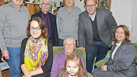 Erich, Nina und Klaus Hacker, Karl-Heinz, Wilhelmina, Urenkel Anna stellvertretender Landrat Christian Pech und Kathrin beim 90. Geburtstag der Oberreichenbacherin. Foto: Roland Meister