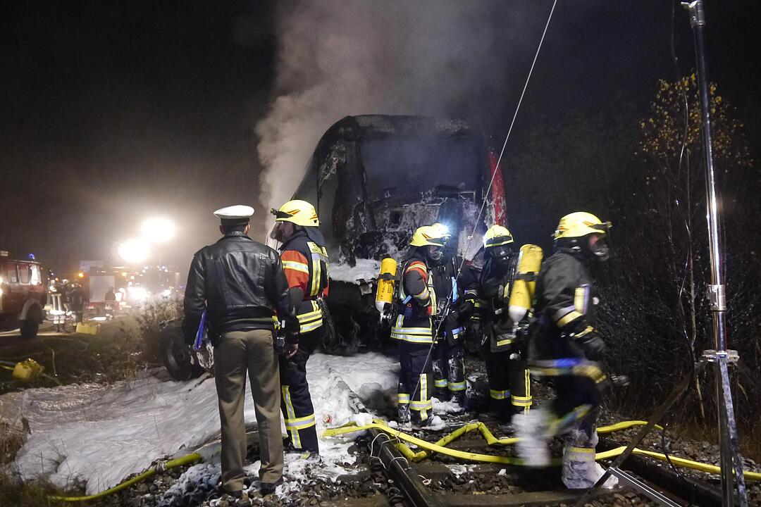 Personenzug rast in US-Militär-Schwertransporter