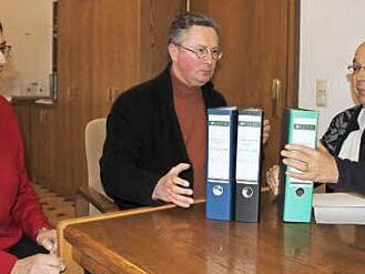 Lona Hagen und Edwin Mayer übergeben die Unterschriften an Oberbürgermeister Franz Stumpf (rechts). Foto: Ekkehard Roepert