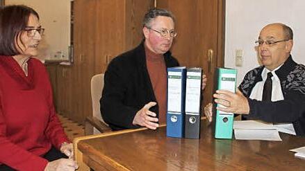 Lona Hagen und Edwin Mayer übergeben die Unterschriften an Oberbürgermeister Franz Stumpf (rechts). Foto: Ekkehard Roepert