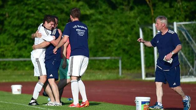 Trainer Uli Gl&ouml;ggler (rechts) verl&auml;sst den Fu&szlig;ball-Kreisligisten VfB Burglauer zum Saisonende.  Foto: Anand Anders