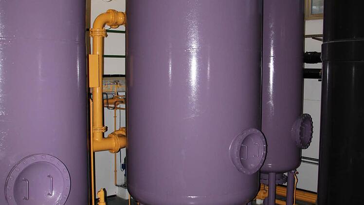 In diese Tanks wird das Rohwasser gepumpt, wenn es direkt aus der Erde kommt. Foto: Ulrike Müller