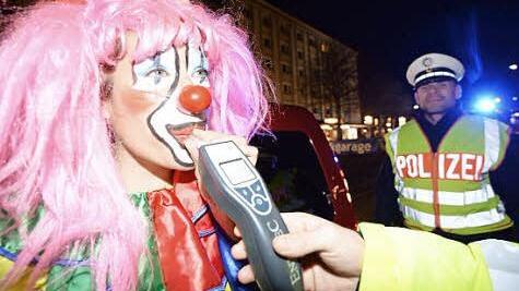 Alkoholkontrollen besch&auml;ftigen an Fasching die Polizei.  Foto: dpa