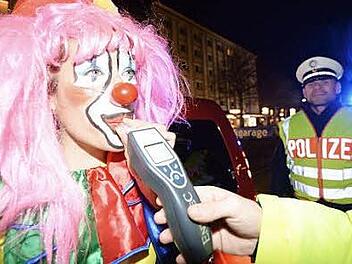 Alkoholkontrollen beschäftigen an Fasching die Polizei.  Foto: dpa