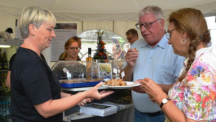 Eva Kalla (von links) war nicht nur als 2. B&uuml;rgermeisterin Fladungens beim Genussfestival dabei. Als Hauswirtschaftsmeisterin hat sie sich gemeinsam mit den Erzeugern Josef Kolb und Friedhelm Ortlepp um die Zubereitung der Probierh&auml;ppchen gek&uuml;mmert. Hier reicht sie Georg und Irene Firnk&auml;s aus Pfaffenhofen Kostproben vom Teller. Organisatorin Kathrin Wimmer (Markt Oberelsbach) beobachtet die Szene.Kathrin Kupka-Hahn