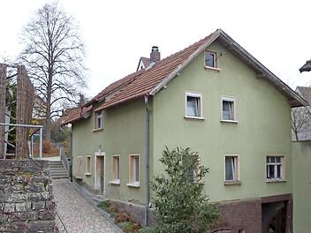 Dieses marode und baufällige Haus Am Endelsbach 14 in der Ortsmitte von Ludwigschorgast soll bald der Vergangenheit angehören. Es wird abgerissen und das Areal als Ruhezone und Erholungsraum im Rahmen der Förderoffensive Nordostbayern neu gestaltet.