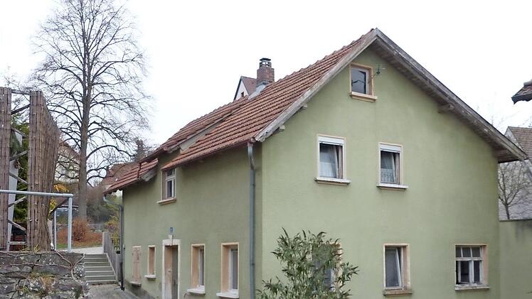 Dieses marode und baufällige Haus Am Endelsbach 14 in der Ortsmitte von Ludwigschorgast soll bald der Vergangenheit angehören. Es wird abgerissen und das Areal als Ruhezone und Erholungsraum im Rahmen der Förderoffensive Nordostbayern neu gestaltet.