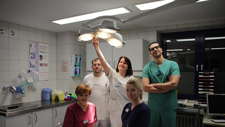 An Silvester im Krankenhaus im Dienst, von links: Susanne Haas, Jens Lehner, Anja Kron, Claudia Pinsenschaum und Dr. Mostafa Abounouh.  Foto: Andreas Dorsch