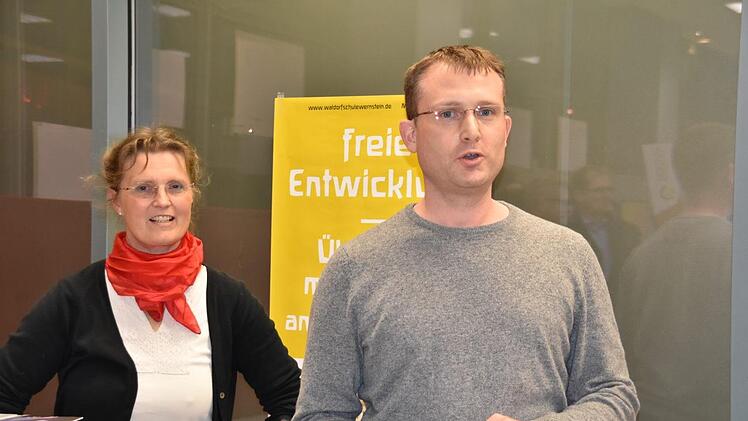 Franziska Bartels und Tim Petschke gaben Einblicke in 100 Jahre Waldorfschulen. Foto: Uschi Prawitz