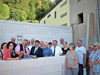 Zweiter Bürgermeister Karl Opel und Landrat Klaus Peter Söllner vollzogen die Grundsteinlegung fürs Bürgerzentrum. An der Mauer (von links) Regierungsdirektorin Marion Resch-Heckel, Opel und Söllner, Architekt Hans-Hermann Drenske und Pfarrer Peter Brünnhäußer. Foto: W. Reißaus