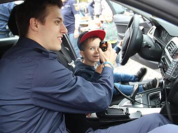 Der dreijährige Nic darf beim Family-Fun-Festival selbst Polizist spielen und ins Funkgerät sprechen.  Foto: atharina Müller-Sanke