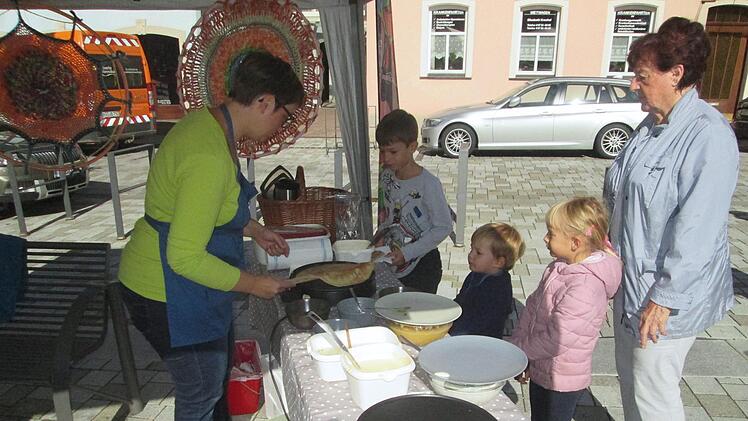 Kräuter-Crêpes mit Apfelmus ist bei Schleckermäulchen willkommen. Winfried Ehling