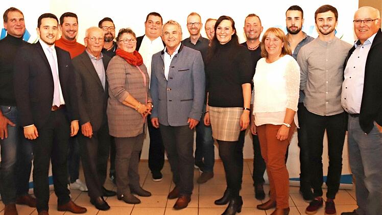 Ludwig Nagel (8. v. l.) führt die CSU Hemhofen-Zeckern in den Wahlkampf. Foto: Johanna Blum