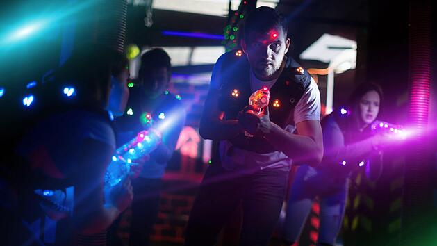 Austoben, strategisch vorgehen und Spaß haben geht in der Lasertag Arena in Bamberg. Symbolbild: Iakov Filimonov/Adobe Stock