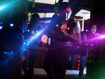 Austoben, strategisch vorgehen und Spaß haben geht in der Lasertag Arena in Bamberg. Symbolbild: Iakov Filimonov/Adobe Stock