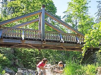Abkühlung unter dem Teufelssteg im Höllental