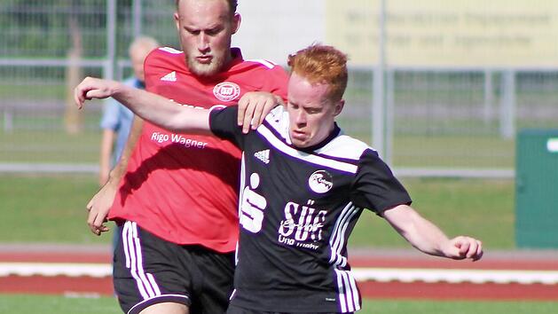 Ren&eacute; Knie (schwarzes Trikot) &uuml;berzeugte als "Sechser" im Spielaufbau. Hier setzt er sich gegen den Schweinfurter Top-Torj&auml;ger Dominik Popp durch, der in der zur&uuml;ckliegenden Landesliga-Saison Torsch&uuml;tzenk&ouml;nig wurde.